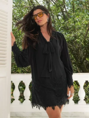 Vestido curto com detalhes em guippir