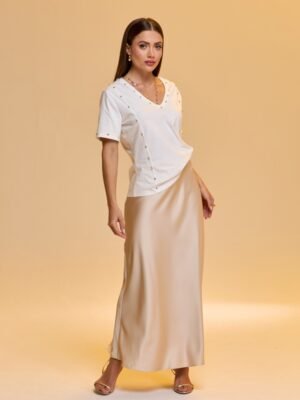 T-shirt bordada com decote em v