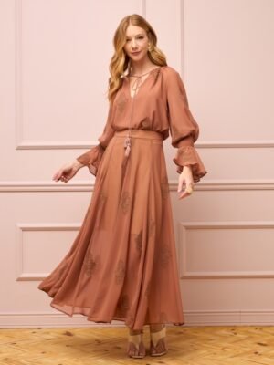 Saia midi com detalhes em renda